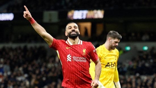 Mohamed Salah del Liverpool celebra su quinto gol contra el Tottenham (Imágenes de acción vía Reuters).