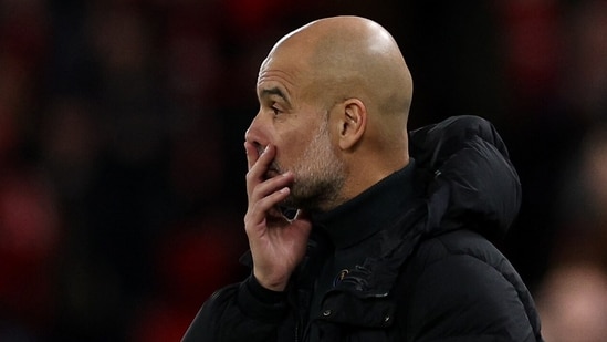 El técnico español del Manchester City, Pep Guardiola, observa a los jugadores desde la línea de banda. (Foto de Adrian Dennis / AFP) (AFP)