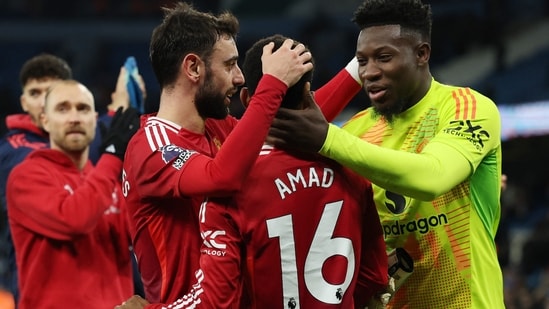 Amad Diallo, Bruno Fernandes y Andre Onana del Manchester United celebran después del partido. (REUTERS)