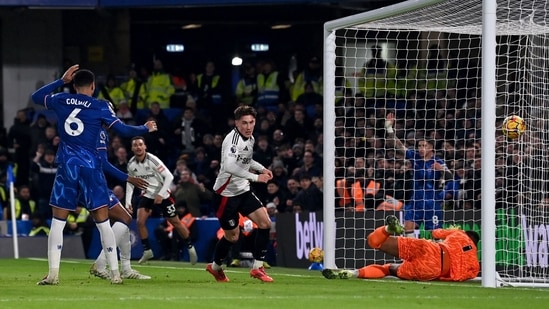 El centrocampista galés del Fulham, Harry Wilson, marca el gol del empate. (AFP)