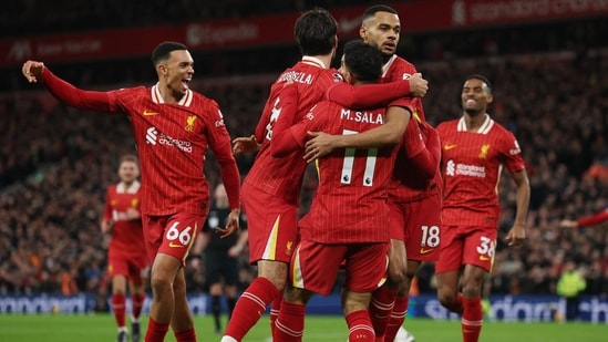 Cody Gakpo, del Liverpool, celebra marcar su primer gol con Mohamed Salah.(REUTERS)