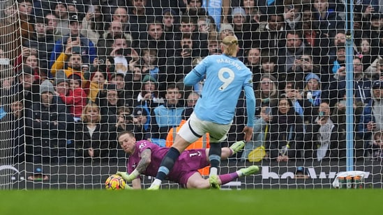 Erling Haaland, del Manchester City, ve su penalti detenido por el portero del Everton, Jordan Pickford. (AP)