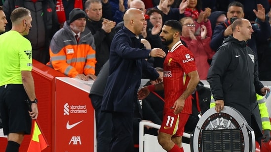 Mohamed Salah del Liverpool con el técnico del Liverpool, Arne Slot, tras ser sustituido REUTERS/Molly Darlington (REUTERS)