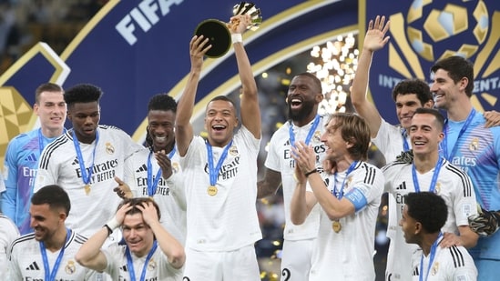 Kylian Mbappé, centro, del Real Madrid, levanta el trofeo después de ganar el partido final de fútbol de la Copa Intercontinental contra el CF Pachuca en el estadio Lusail de Lusail, Qatar, el miércoles 18 de diciembre de 2024. El Real Madrid ganó el partido 3-0. (Foto AP /Hussein Sayed)(AP)