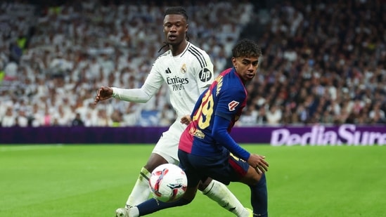 El delantero español del Barcelona #19 Lamine Yamal y el centrocampista francés del Real Madrid #06 Eduardo Camavinga. (AFP)