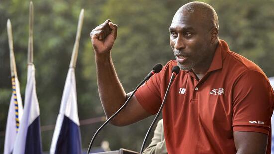 El exfutbolista Sol Campbell durante la Copa de la Amistad de la Policía de Calcuta en Calcuta el viernes. (PTI)