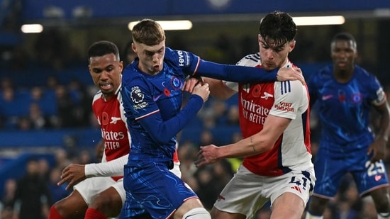 El centrocampista inglés del Chelsea, Cole Palmer, compite con el centrocampista inglés del Arsenal, Declan Rice. (Foto de Glyn KIRK / AFP) (AFP)