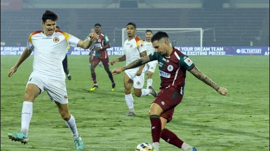 Jugadores de Mohun Bagan Super Giant y East Bengal FC durante el Derby de Kolkata en el estadio atlético Indira Gandhi, Guwahati. (ISL)