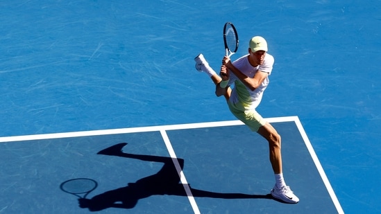 Jannik Sinner de Italia en acción durante su partido de primera ronda (REUTERS)