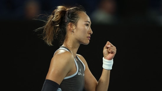 El chino Zheng Qinwen reacciona tras ganar el primer set tras un tie-break.(AFP)