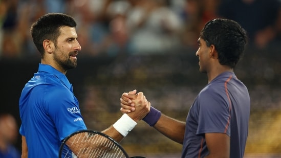 Novak Djokovic vs Nishesh Basavareddy Abierto de Australia 2025: Novak Djokovic de Serbia le da la mano a Nishesh Basavareddy de Estados Unidos después de ganar su partido de primera ronda.(REUTERS)