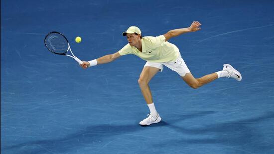 Jannik Sinner en acción durante su semifinal del Abierto de Australia contra Ben Shelton el viernes. (Reuters)
