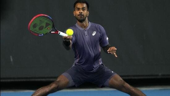 Sumit Nagal le devuelve un golpe de derecha a Tomas Machac de la República Checa durante su partido de primera ronda en el Abierto de Australia. (AP)