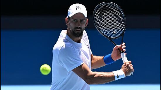 Novak Djokovic regresa durante una sesión de práctica antes del Abierto de Australia, en Melbourne el sábado. (AFP)