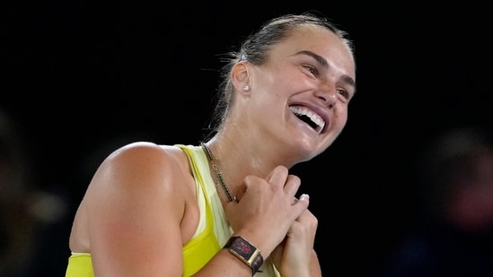 Aryna Sabalenka de Bielorrusia celebra después de derrotar a Paula Badosa de España en su partido semifinal en el Campeonato de Tenis del Abierto de Australia en Melbourne, Australia, el jueves 23 de enero de 2025. (Photo/Manish Swarup) (AP) (AP)