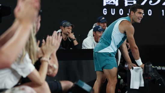 Carlos Alcaraz de España reacciona ante un aplauso después de un punto en un largo rally contra Novak Djokovic de Serbia durante el partido de cuartos de final de su solteros masculinos el día diez del torneo de tenis del Abierto de Australia en Melbourne a principios del 22 de enero (AFP)