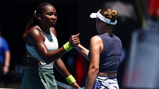 Coco Gauff de EE. UU. le da la mano a Sofia Kenin de EE. UU. después de ganar su partido de primera ronda (REUTERS)