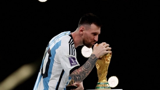 Lionel Messi de Argentina celebra con el trofeo tras ganar la Copa del Mundo. (REUTERS)