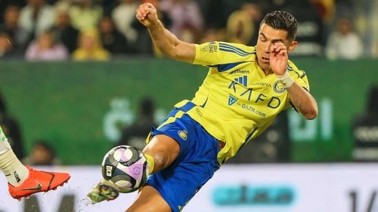 En una hazaña alucinante, Cristiano Ronaldo ha logrado un hito histórico, y Lionel Messi definitivamente está a lo grande en esta lista. (Foto de Fayez Nureldine / AFP) (AFP) En una hazaña alucinante, Cristiano Ronaldo ha logrado un hito histórico, y Lionel Messi definitivamente está a lo grande en esta lista. (Foto de Fayez Nureldine / AFP) (AFP)