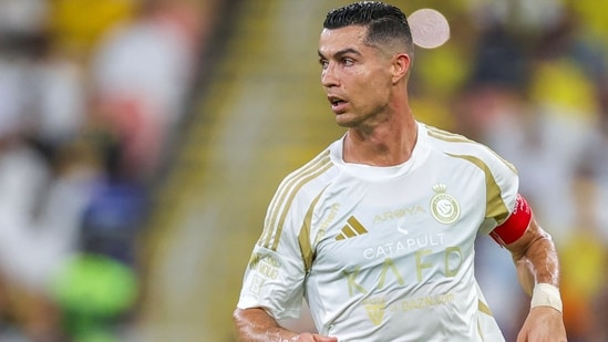 Cristiano Ronaldo en acción durante el partido de fútbol de la Saudi Pro League entre Al-Ittihad y Al-Nassr en el King Abdullah Sports City de Jeddah. (AFP)