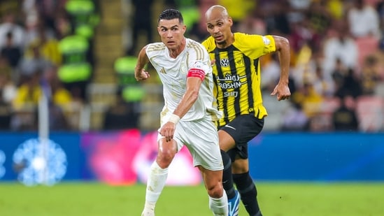 Cristiano Ronaldo corre con el balón durante un partido de fútbol de la Saudi Pro League. (AFP)