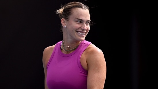 Aryna Sabalenka de Bielorrusia reacciona durante una sesión de entrenamiento antes del torneo de tenis Abierto de Australia en Melbourne el 9 de enero (AFP)