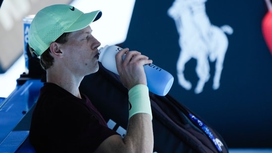 El italiano Jannik Sinner toma una copa durante una sesión de práctica antes del campeonato de tenis del Abierto de Australia en Melbourne, Australia, el sábado 11 de enero de 2025 (AP)