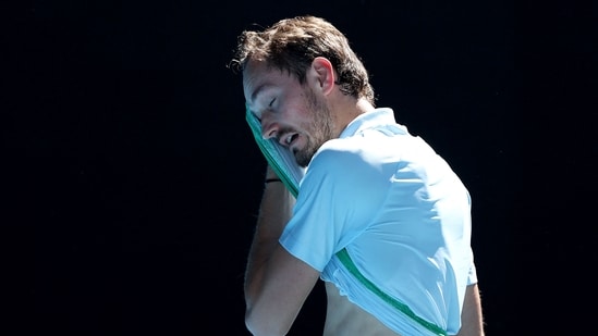 El ruso Daniil Medvedev se limpia la cara entre los partidos contra el tailandés Kasidit Samrej durante su partido individual masculino en el tercer día del torneo de tenis Abierto de Australia en Melbourne (AFP)