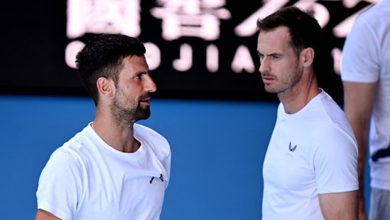 Novak Djokovic de Serbia (i) habla con el entrenador Andy Murray (derecha) durante una sesión de entrenamiento antes del torneo de tenis Abierto de Australia en Melbourne el 7 de enero (AFP)