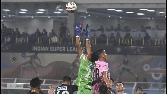 Mohammedan Sporting Club (en negro) jugadores en acción contra el Bengaluru FC en la Super League india en Kolkata en noviembre de 2024. (PTI)