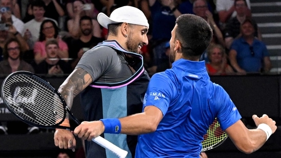 Novak Djokovic de Serbia (derecha) y su compañero de dobles Nick Kyrgios de Australia (izq) celebran su victoria en el partido de dobles masculino. (AFP)