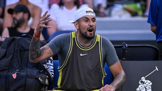 Nick Kyrgios reaccionó explosivamente a sus problemas con las lesiones en su partido de primera ronda del Abierto de Australia contra Jacob Fearnley. (AFP)