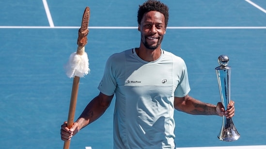 Gael Monfils de Francia sostiene el trofeo después de derrotar a Zizou Bergs de Bélgica para ganar el torneo individual masculino del torneo de tenis ASB Classic en Manuka Doctor Arena en Auckland, Nueva Zelanda (AP)