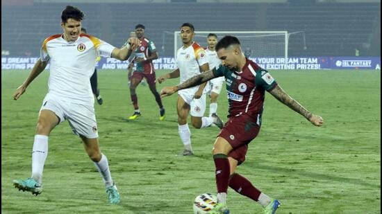 Jugadores de Mohun Bagan Super Giant y East Bengal FC en acción el sábado. (Adimazes/ISL)