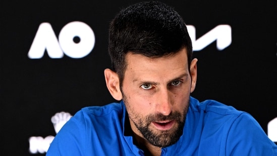 Esta fotografía publicada por Tennis Australia el 15 de enero de 2025 muestra al serbio Novak Djokovic hablando en una conferencia de prensa en el torneo de tenis Abierto de Australia en Melbourne (AFP)