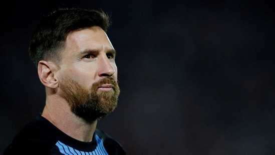 Lionel Messi de Argentina durante el calentamiento previo a un partido. (REUTERS)