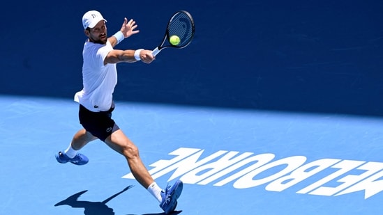 El serbio Novak Djokovic regresa durante una sesión de entrenamiento antes del torneo de tenis Abierto de Australia en Melbourne. (AFP)