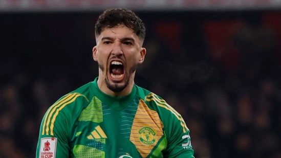 Altay Bayindir del Manchester United celebra después de salvar un penalti de Kai Havertz del Arsenal durante el tiroteo (Imágenes de acción vía Reuters)