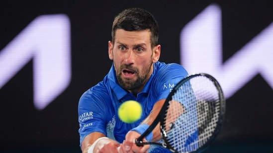 El serbio Novak Djokovic devuelve un revés al alemán Alexander Zverev durante un partido de exhibición antes del campeonato de tenis del Abierto de Australia en Melbourne, Australia, el jueves 9 de enero de 2025. (Foto AP/Vincent Thian) (AP)