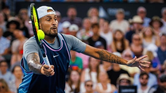 Nick Kyrgios de Australia y Novak Djokovic de Serbia (no en la foto) lograron una devolución contra Michael Venus de Nueva Zelanda y Nikola Mektic de Croacia durante su partido de dobles masculino en el torneo internacional de tenis de Brisbane (AFP)