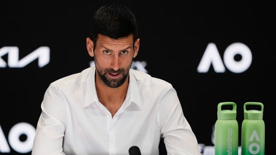 El serbio Novak Djokovic reacciona durante una conferencia de prensa previa al Abierto de Australia (AP)