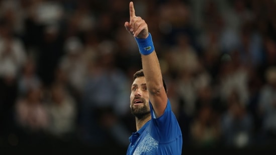 El serbio Novak Djokovic hace un gesto a la multitud después de ganar el tercer set durante su partido de cuartos de final masculino contra el español Carlos Alcaraz en el décimo día del torneo de tenis Open de Australia en Melbourne (AFP) El serbio Novak Djokovic hace un gesto a la multitud después de ganar el tercer set durante su partido de cuartos de final masculino contra el español Carlos Alcaraz en el décimo día del torneo de tenis Open de Australia en Melbourne (AFP)