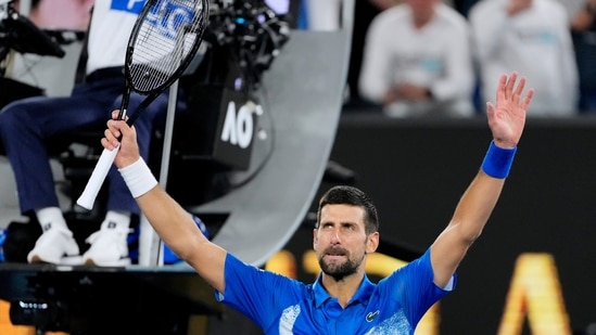 El serbio Novak Djokovic celebra tras derrotar al portugués Jaime Faria en su partido de segunda ronda del Abierto de Australia. (AP)