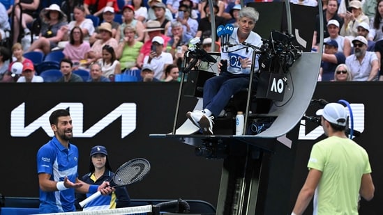 El serbio Novak Djokovic reacciona después de que se encendieran las luces durante un partido de su partido individual masculino contra el portugués Jaime Faria en el cuarto día del Abierto de Australia. (AFP)