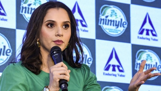 La ex tenista Sania Mirza habla durante un evento. (PTI)