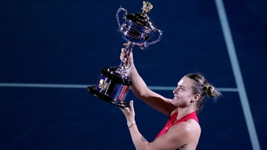 Aryna Sabalenka de Bielorrusia sostiene la Daphne Akhurst Memorial Cup después de derrotar a Zheng Qinwen de China en la final individual femenina de 2024 en el Abierto de Australia (AP)