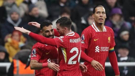 Mohamed Salah del Liverpool celebra marcar un gol.(REUTERS)