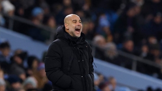 Pep Guardiola se vio envuelto en un explosivo enfrentamiento con los solicitantes de autógrafos. El video se está volviendo increíblemente viral en las redes sociales. Imágenes de acción vía Reuters/Jason Cairnduff (Imágenes de acción vía Reuters)