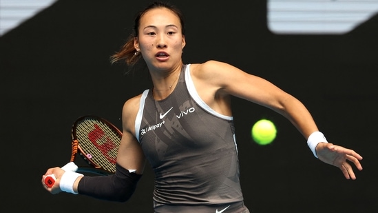 La china Zheng Qinwen devuelve el balón a la alemana Laura Siegemund durante su partido individual femenino en el cuarto día del Abierto de Australia (AFP)