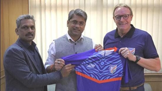 Trevor Kettle (derecha) con el exsecretario general de la AIFF, Shaji Prabhakaran (izquierda), y el presidente de la federación, Kalyan Chaubey, en su nombramiento en 2022. (AIFF)